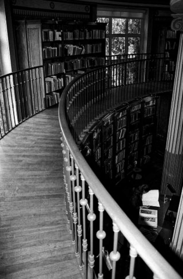 Photographie en noir et blanc réalisée par frédéric vivet web designer et photographe .Thème: Bibliothéque du musée guimet , architecture intérieure pour yourwebdesign.fr à paris