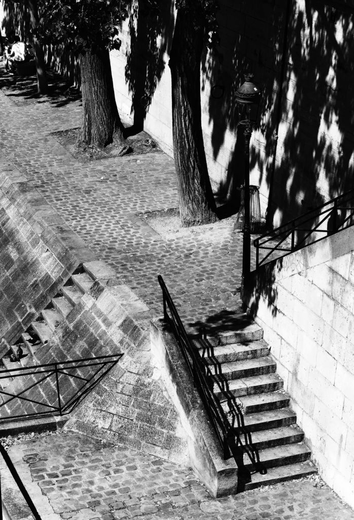 Photographie en noir et blanc réalisée par frédéric vivet web designer et photographe .Thème : Paris le long de la seine pour yourwebdesign.fr à paris