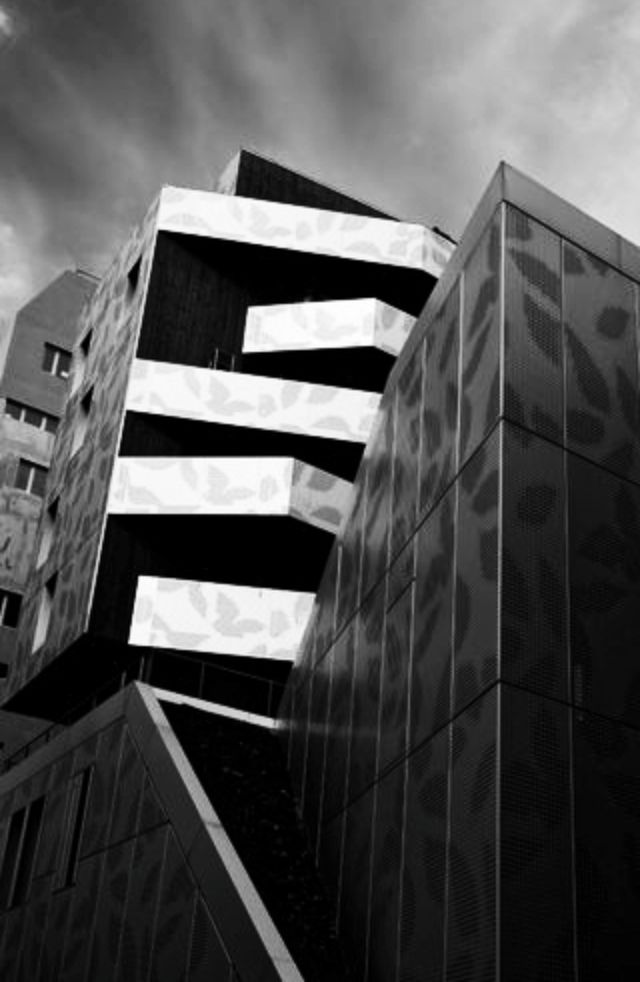 Photographie en noir et blanc réalisée par frédéric vivet web designer et photographe .Thème : architecture et abstraction pour yourwebdesign.fr à paris
