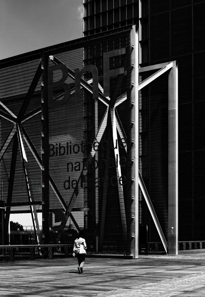Photographie en noir et blanc réalisée par frédéric vivet web designer et photographe .Thème :espaces urbains et solitudes bibliotheque françois mitterand  pour yourwebdesign.fr à paris